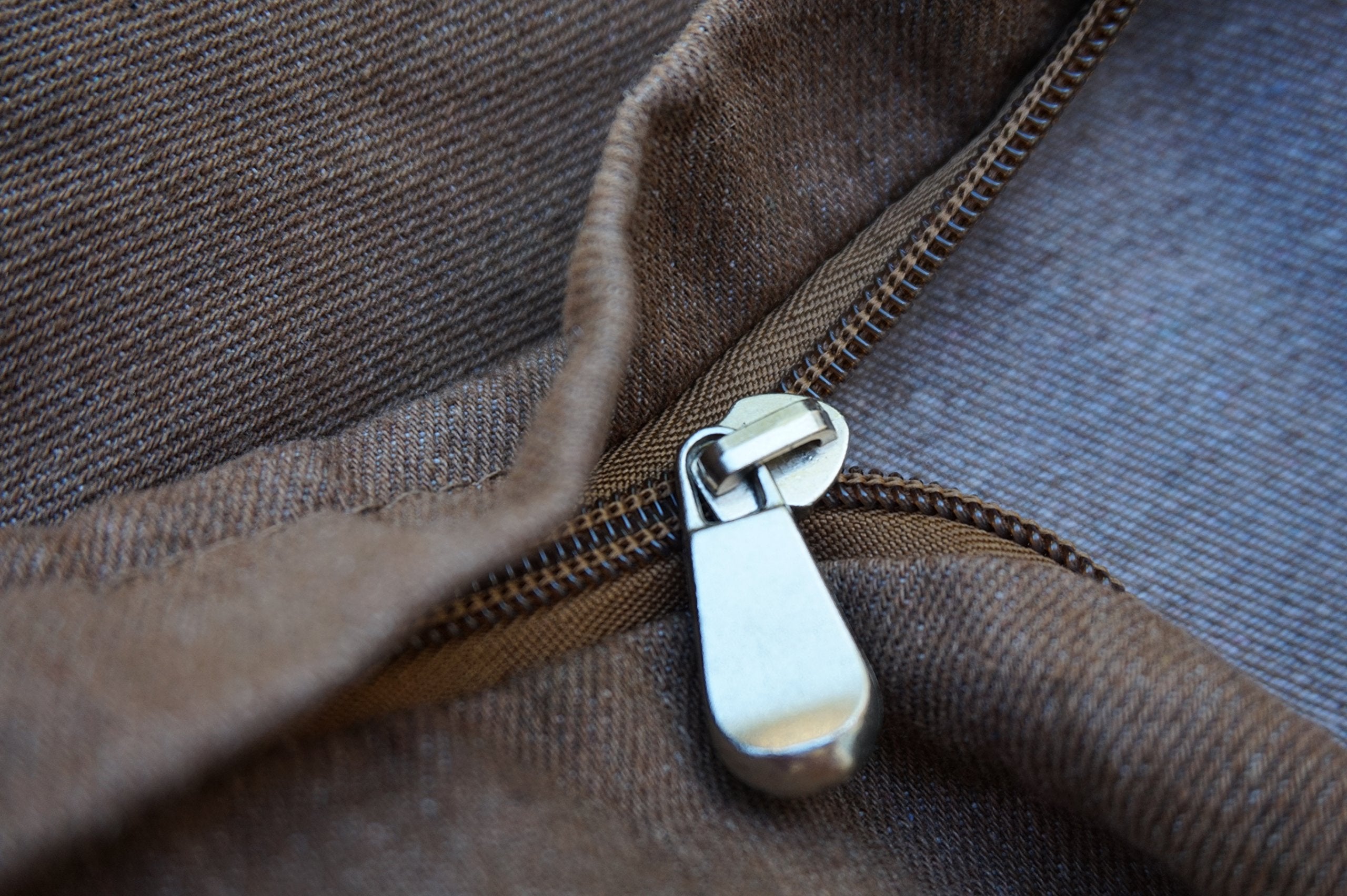 Detalle de cremallera resistente en funda denim Dogbed4less.