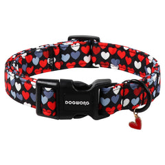 DogWong collar corazon rojo, ideal para destacar a tu mascota durante paseos.