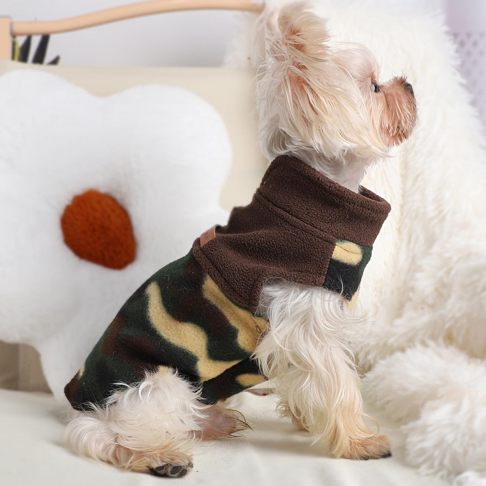 Chaleco Dosuyi con agujero para correa y diseño camuflaje verde.