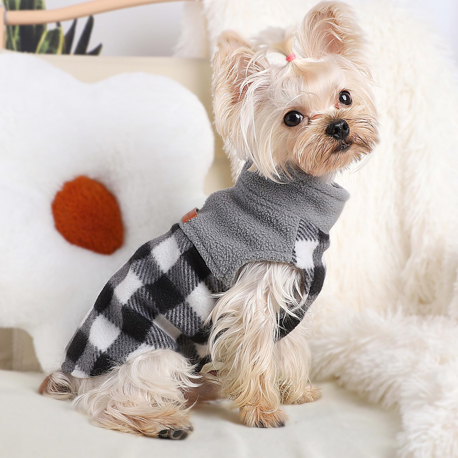 Chaleco polar Dosuyi para perro pequeño con cuadros negros, mantiene el calor durante caminatas.