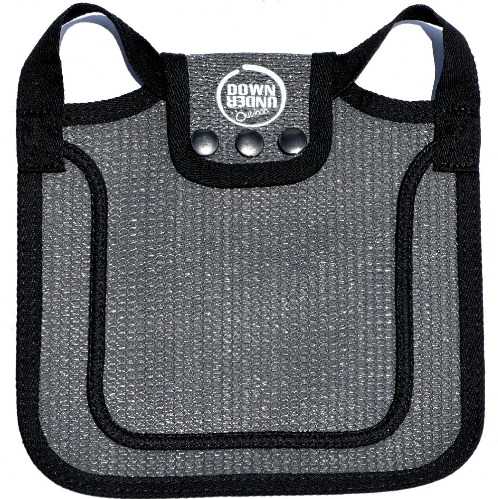 DELANTAL DOWN UNDER OUTDOORS con cobertura de hombro, protege plumas y facilita manejo.