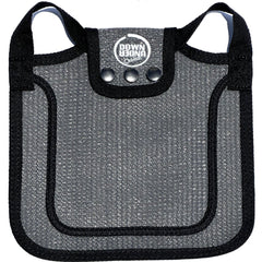 DELANTAL DOWN UNDER OUTDOORS con cobertura de hombro, protege plumas y facilita manejo.