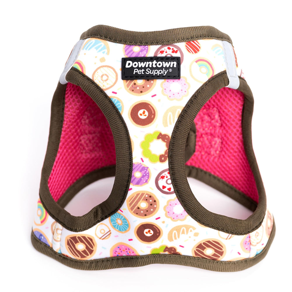 Arnés de Paso Downtown Pet Supply con malla acolchada para caminatas cómodas.