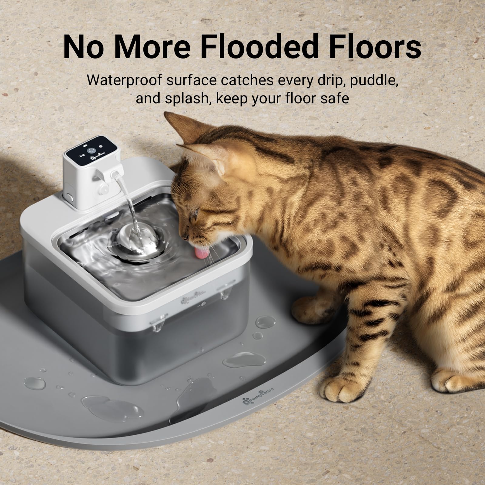 El borde elevado de DownyPaws previene derrames alrededor del cuenco.