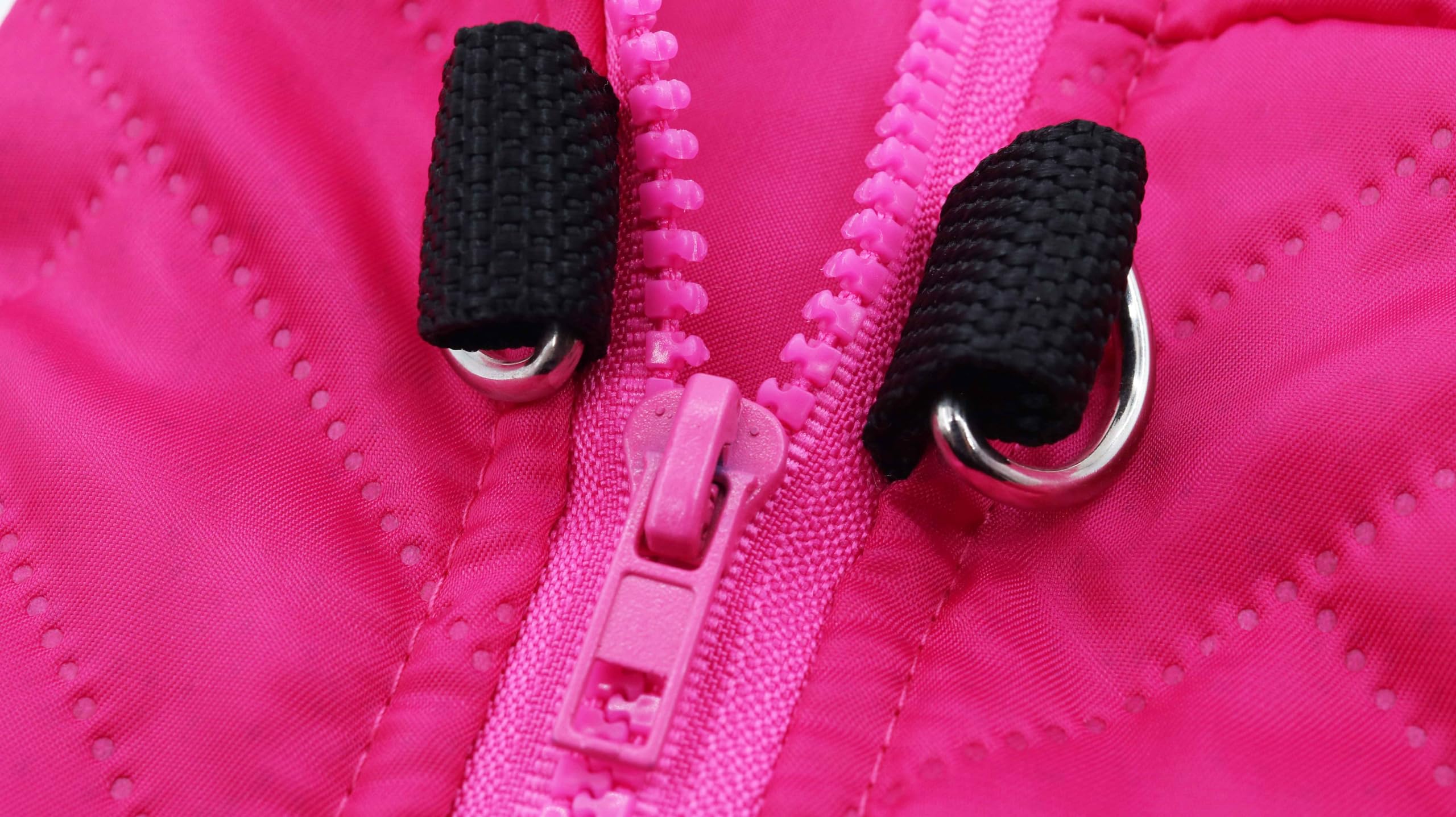 Exterior impermeable de DroolingDog protege de lluvia y viento.
