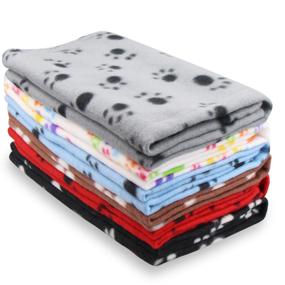 Cobija EAGMAK con huellas negras para descanso cómodo en casa.