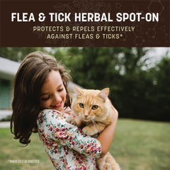Earth Animal Apothecary refuerza la inmunidad de gatos contra insectos con apoyo interno y externo.