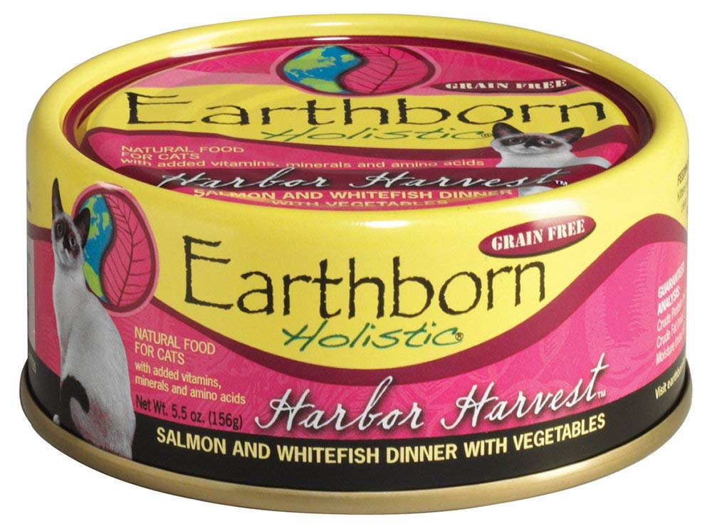 Earthborn Holistic Harbor Harvest muestra salmón y pez blanco de alta calidad en una lata.