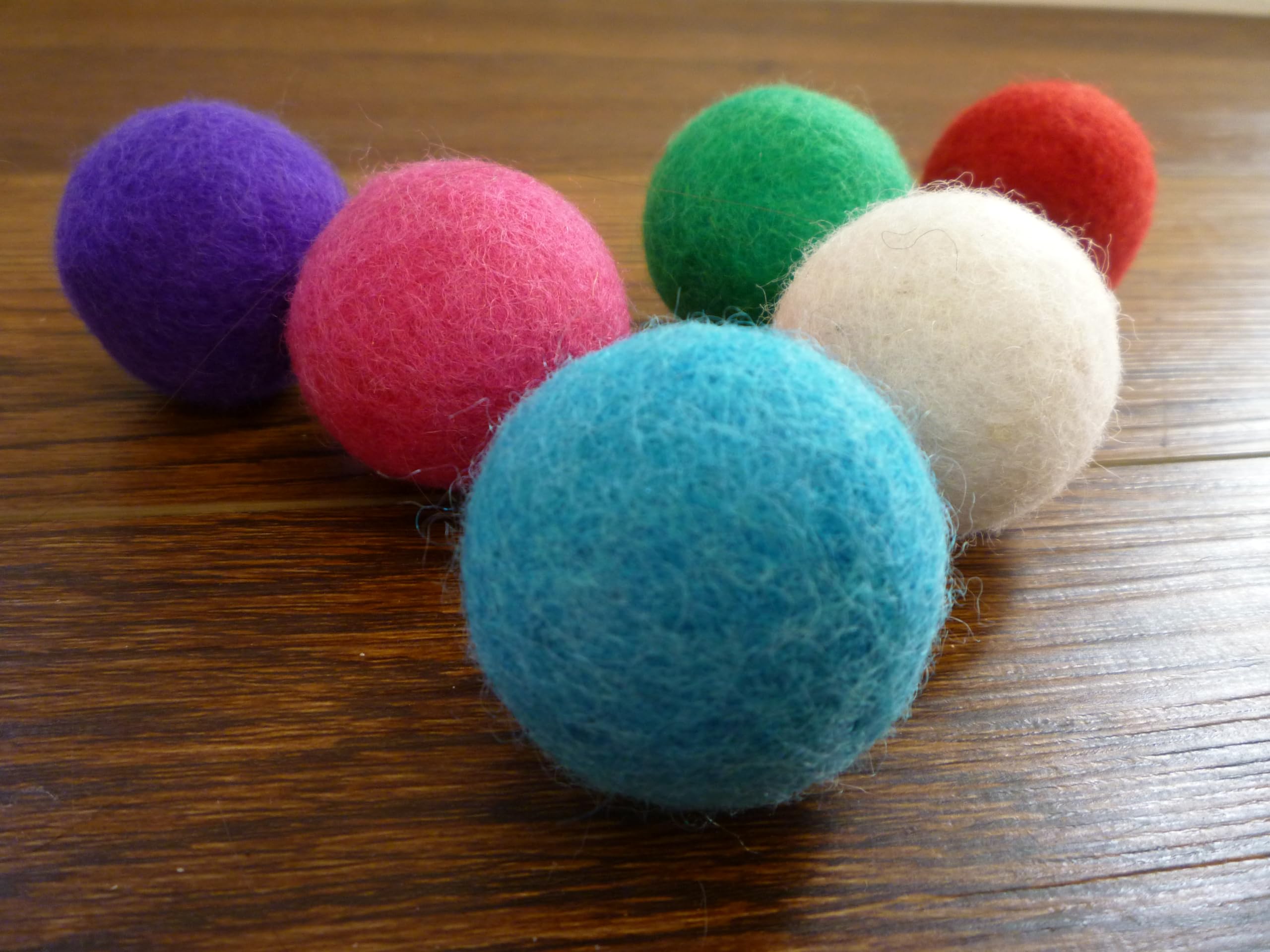 Bolas de lana Earthtone Solutions de 1,5 pulgadas, tamaño ideal para juego y persecución.