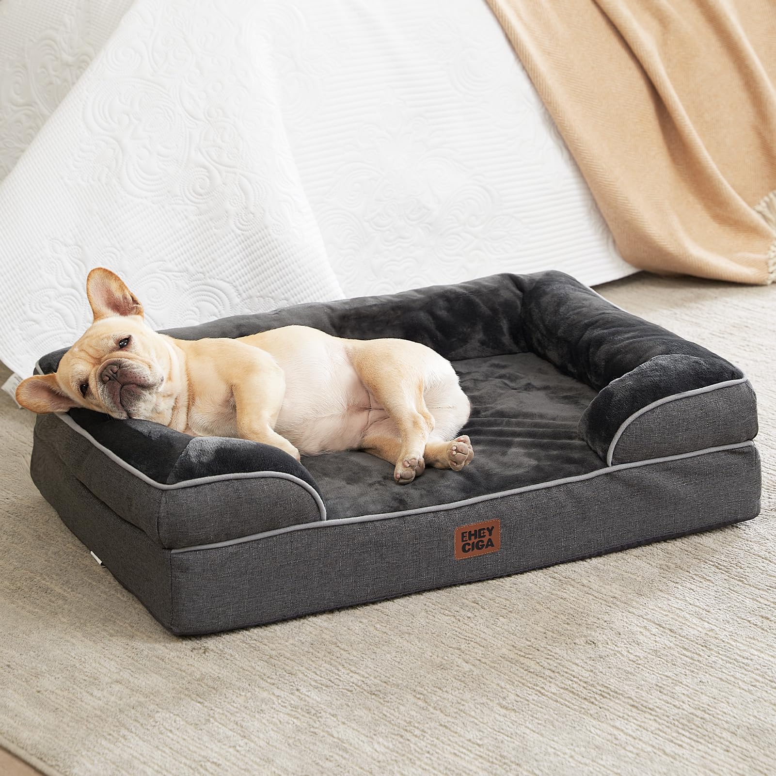 Perro descansando en la cama EHEYCIGA, confort y apoyo suave.