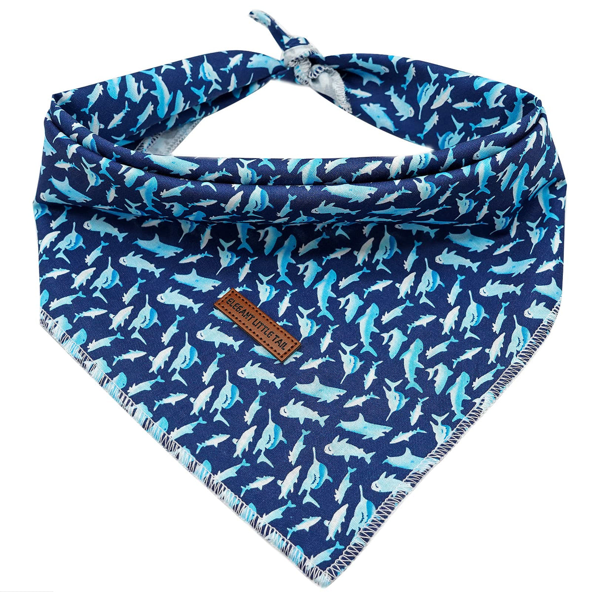 Bandana Elegant Little Tail con estampado tiburón, ideal para sesiones de fotos caninas.