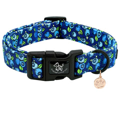 Collar Elegant Little Tail con estampado arándano de algodón suave para perros pequeños.