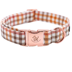 Collar Elegant Little Tail con diseño otoño en cuadros amarillos, ideal para paseos diarios.