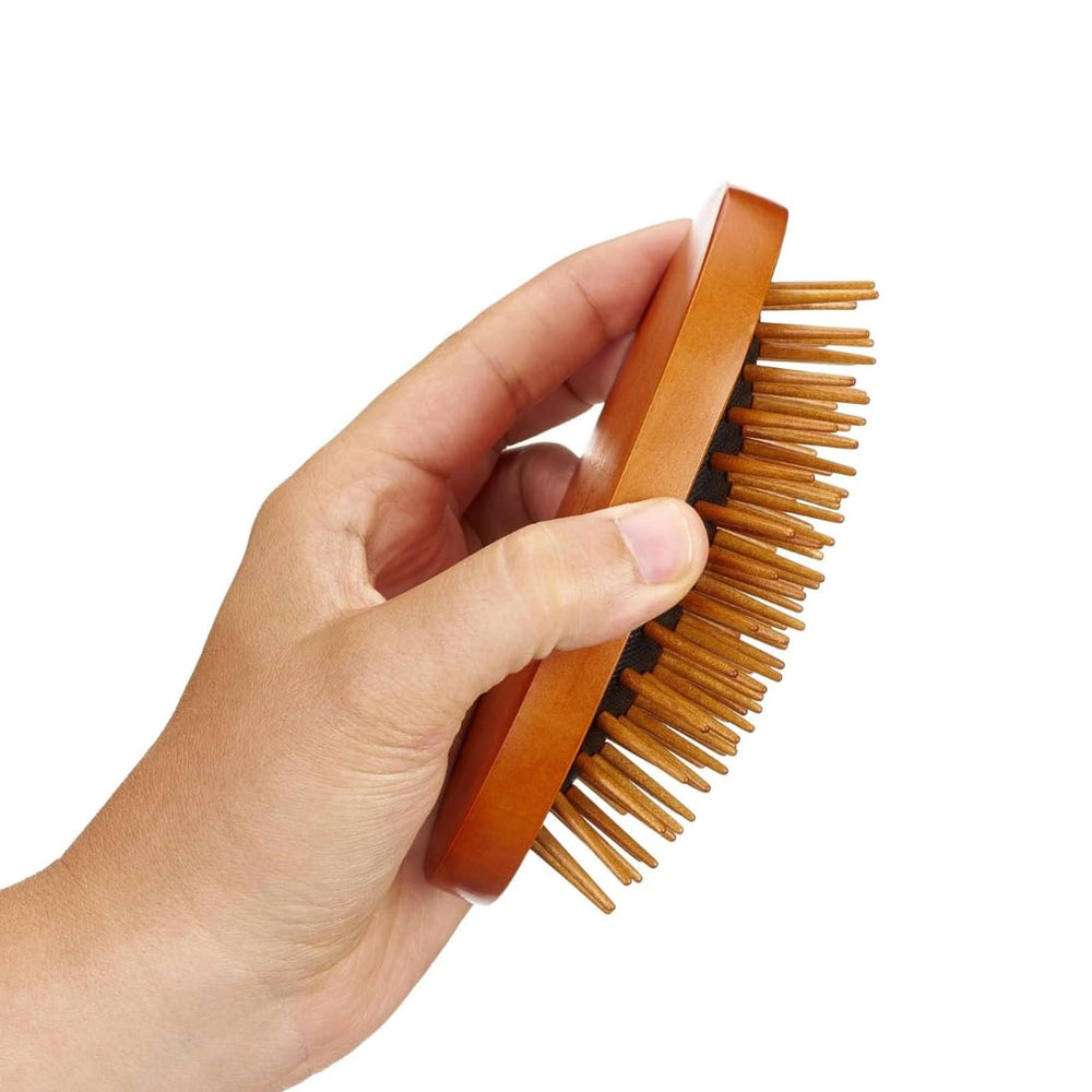 Epona Love Curry recoge el pelo suelto para facilitar la limpieza.