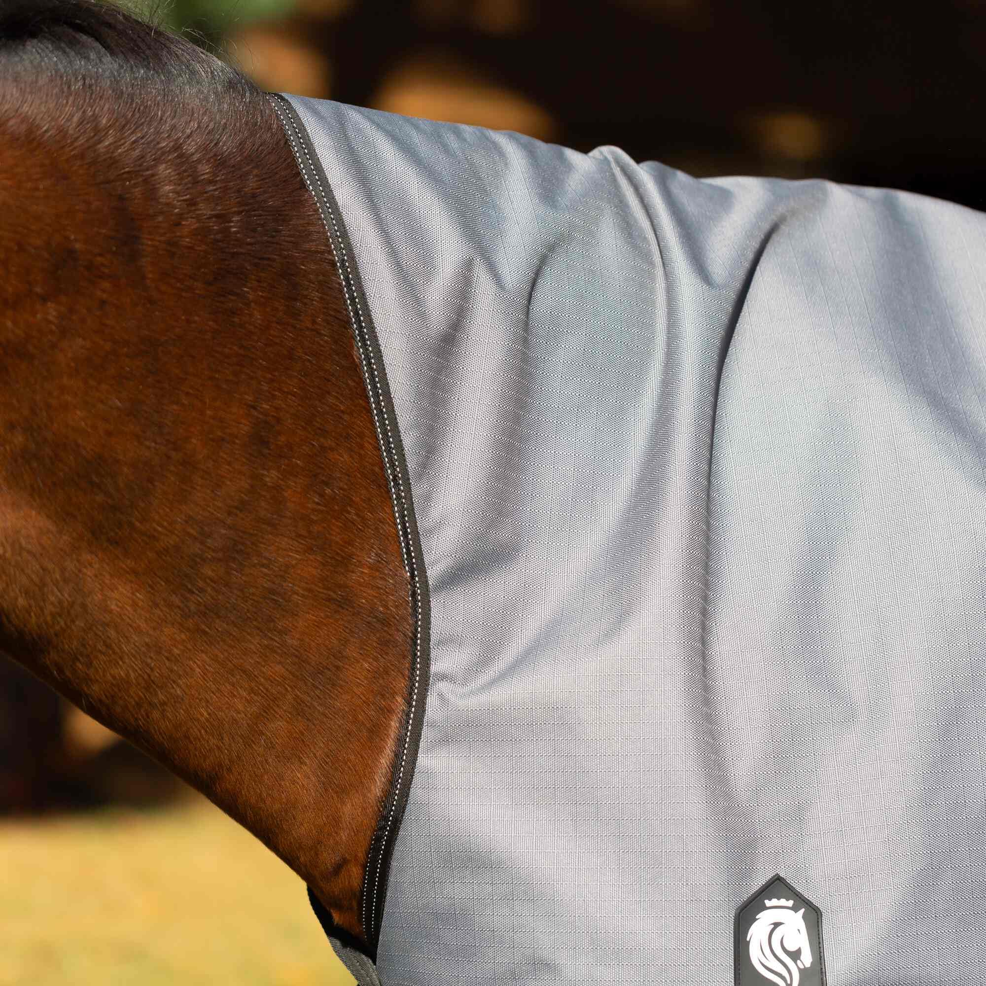 Equinavia Arktis exterior 1200D ripstop, durabilidad y resistencia al desgaste.