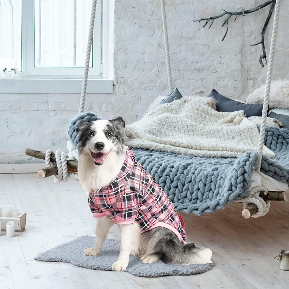 EXPAWLORER Plaid Dog Hoodie, textura a cuadros rosa, suave y cómodo para días de otoño.