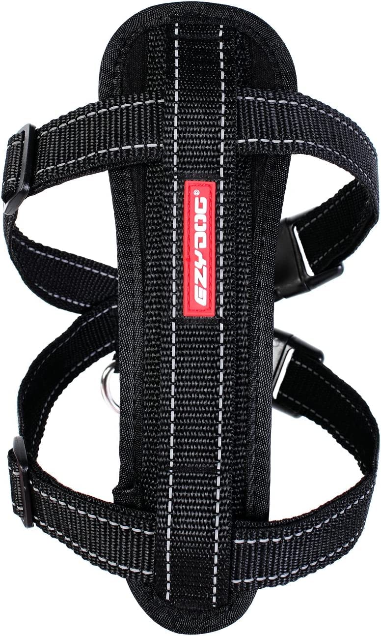 Arnés EzyDog con placa de pecho ergonómica para ajuste cómodo y seguro.