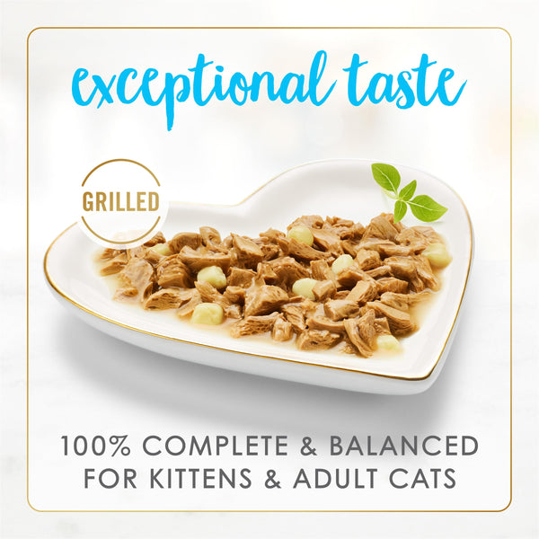 Purina Fancy Feast Delights, gato disfrutando la salsa jugosa de atún