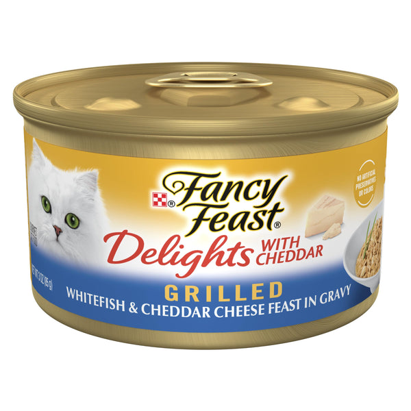 Fancy Feast Delights lata con filete blanco a la parrilla y cheddar, sabroso para gatos.