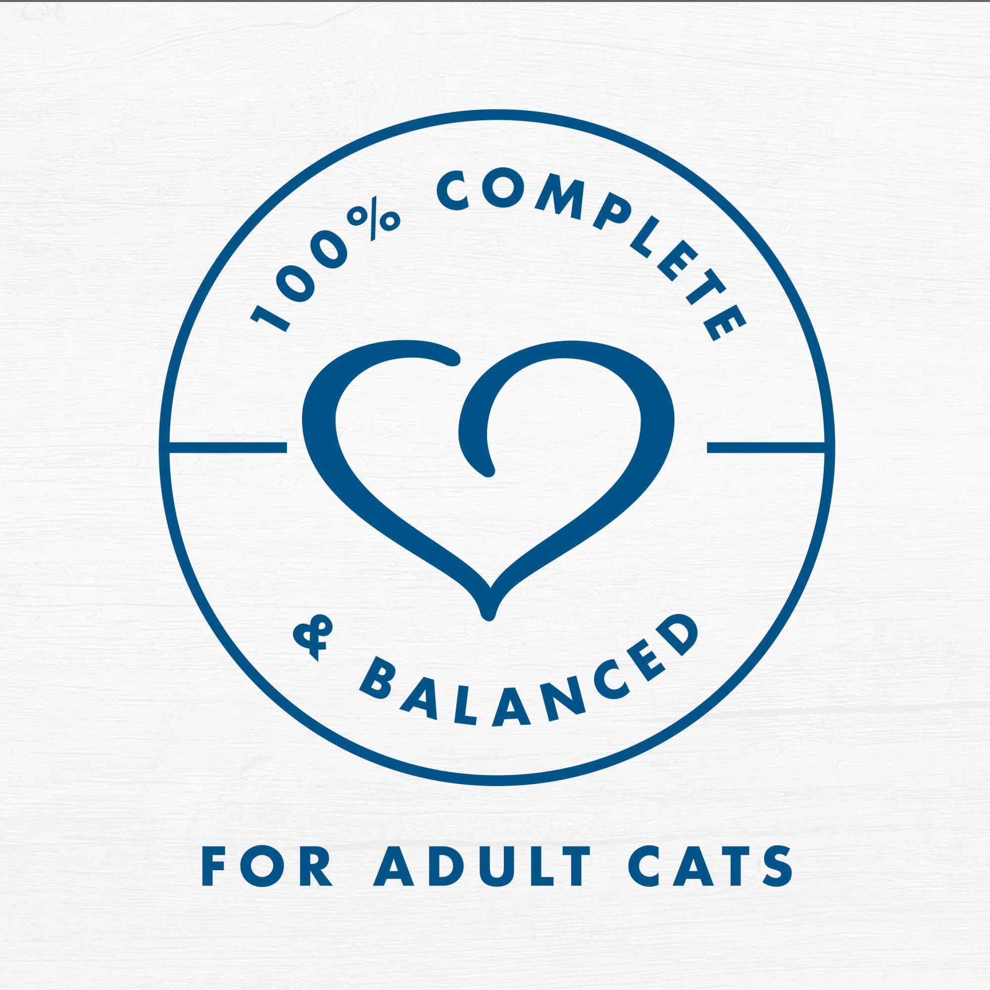 Gato come atún en salsa Fancy Feast Gourmet Naturals, nutriente esencial.