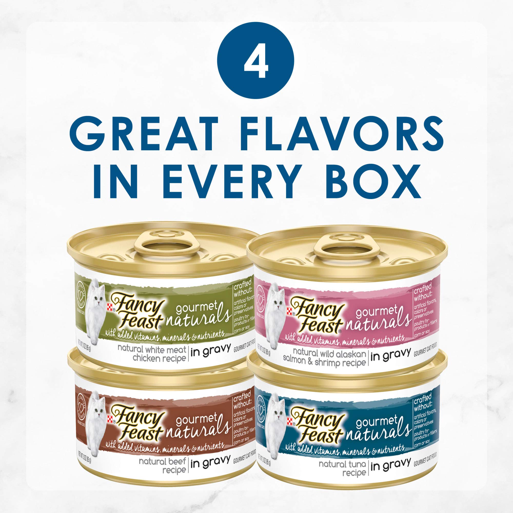 Gato disfruta pollo en salsa Fancy Feast Gourmet Naturals, textura jugosa.