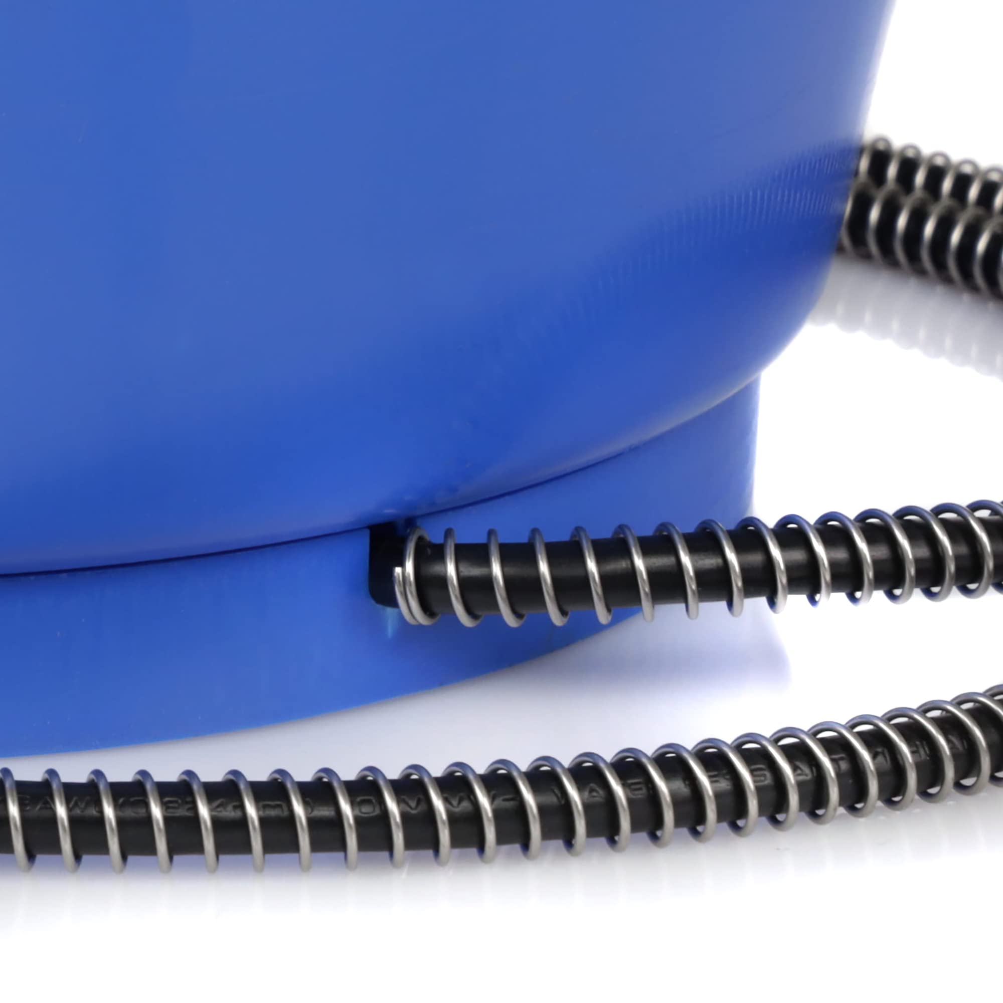 Farm Innovators tazon plastico resistente azul ofrece durabilidad para mascotas de uso frecuente.