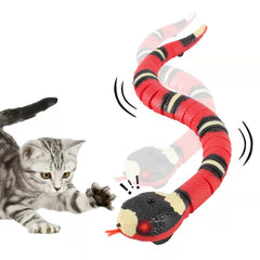 Serpiente interactiva FauKait para gatos rosa, estimulando juego activo en interiores.