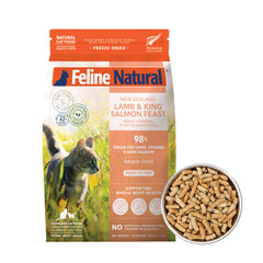 Feline Natural croquetas de alta proteína con cordero para gatos activos.