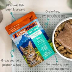 Feline Natural Hoki-Beef Feast: vista cercana de ingredientes, hoki y carne, destacando calidad.