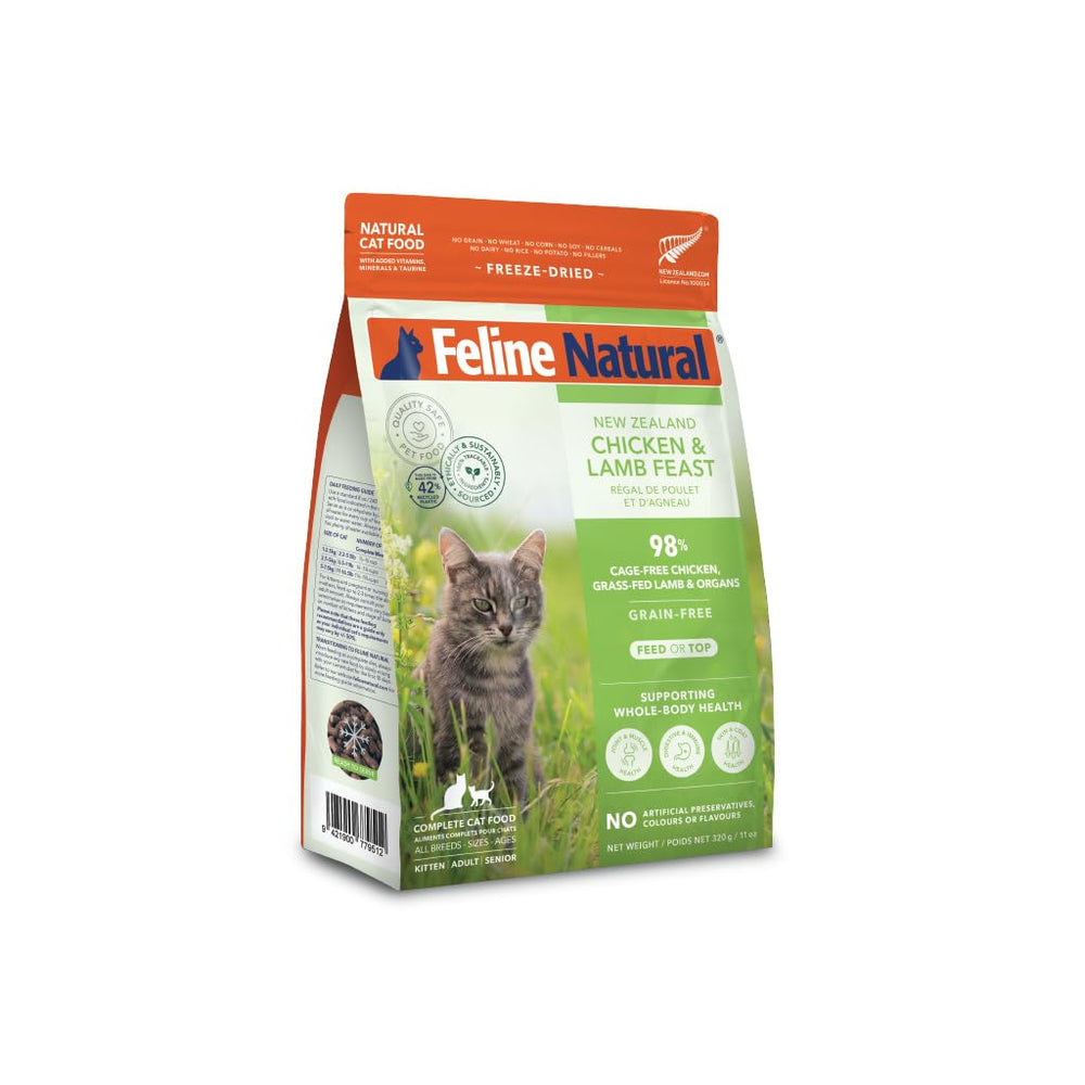 Feline Natural contiene taurina y proteína biodisponible para apoyar energía diaria.