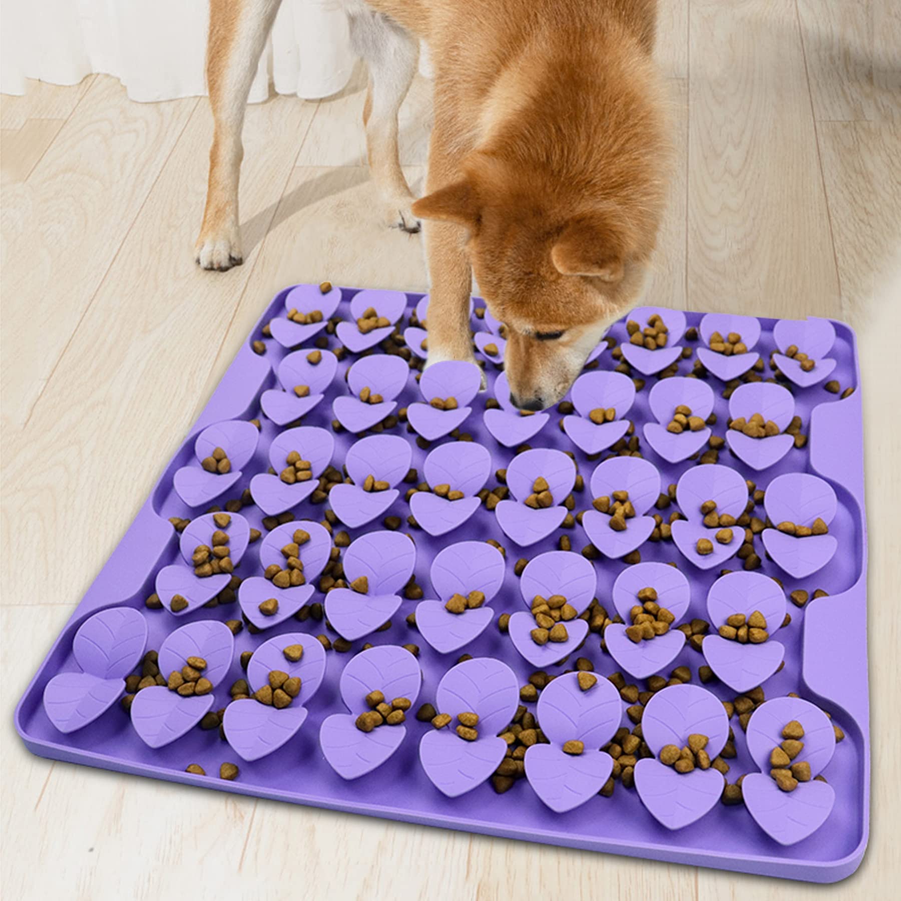 Femont Snuffle Mat en uso con un perro grande comiendo lentamente.