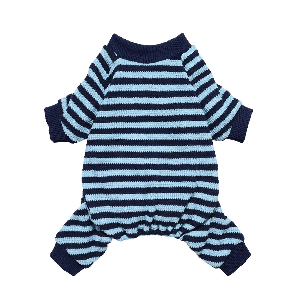 Pijama Fitwarm para perros con rayas azules y blancas, vista frontal, cómodo para dormir.