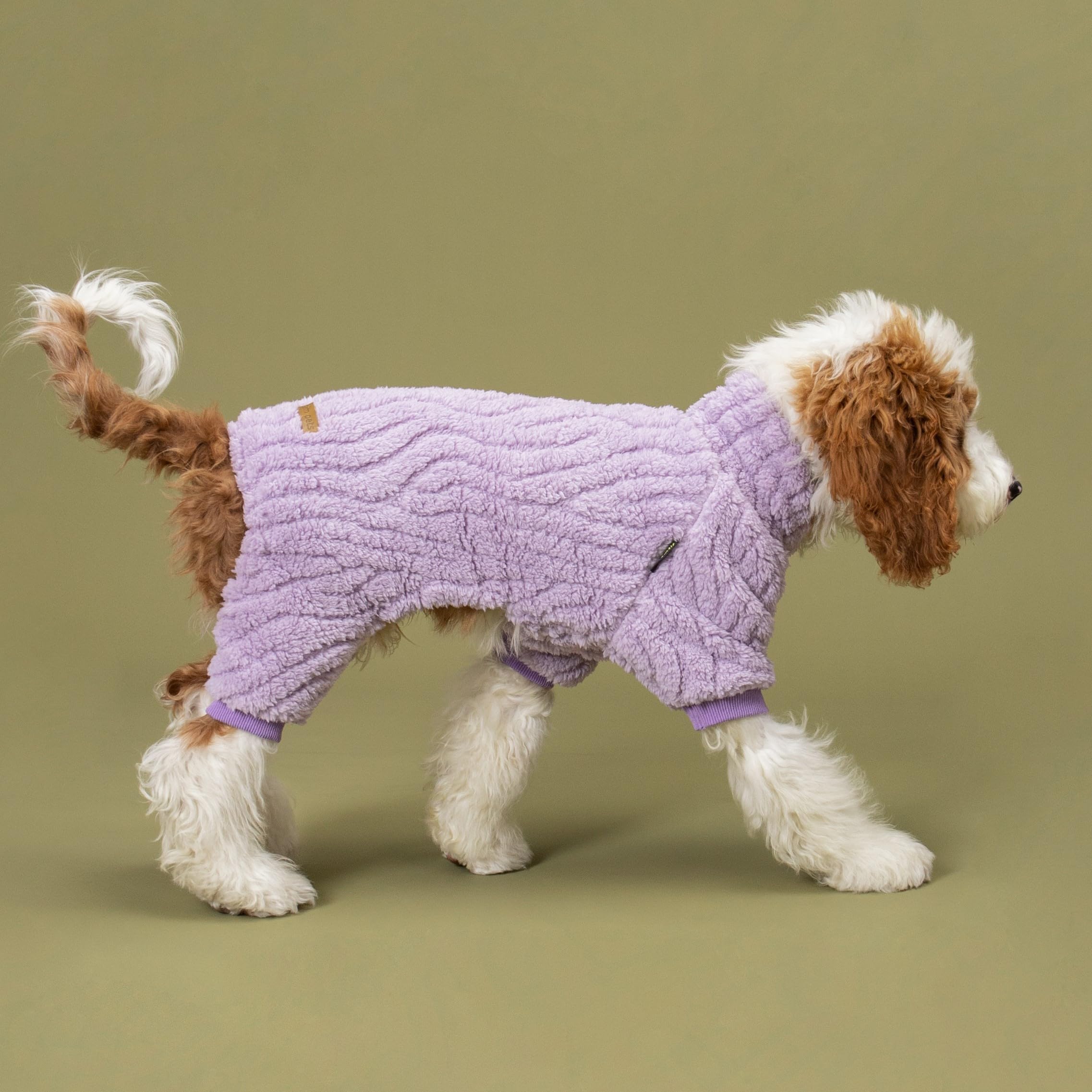 Pijama Fitwarm con cobertura total mantiene a la mascota abrigada en casa o al aire libre.