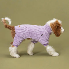 Pijama Fitwarm con cobertura total mantiene a la mascota abrigada en casa o al aire libre.
