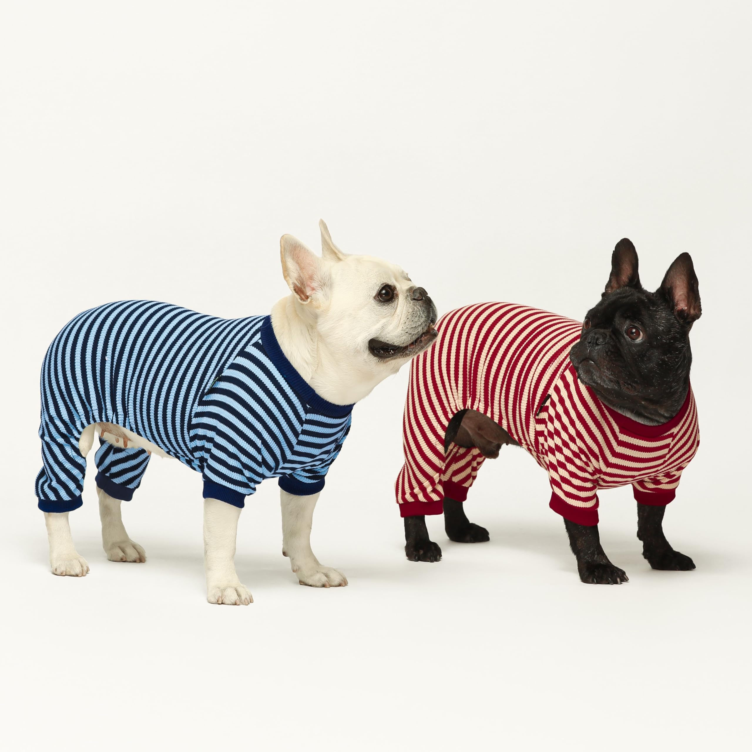 Pijama Fitwarm con puños ribados, ajuste seguro para movilidad diaria.