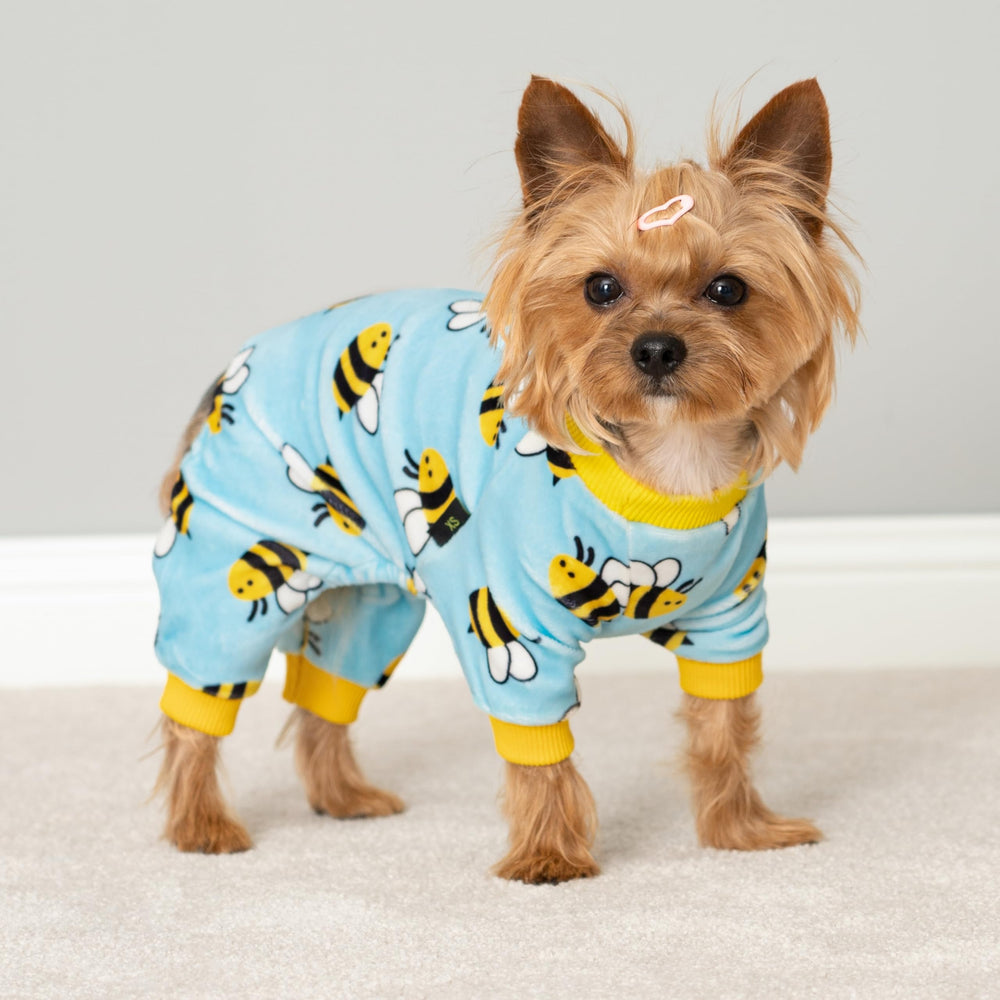Pijama Fitwarm para perro con ribete amarillo, estilo y calor suave.
