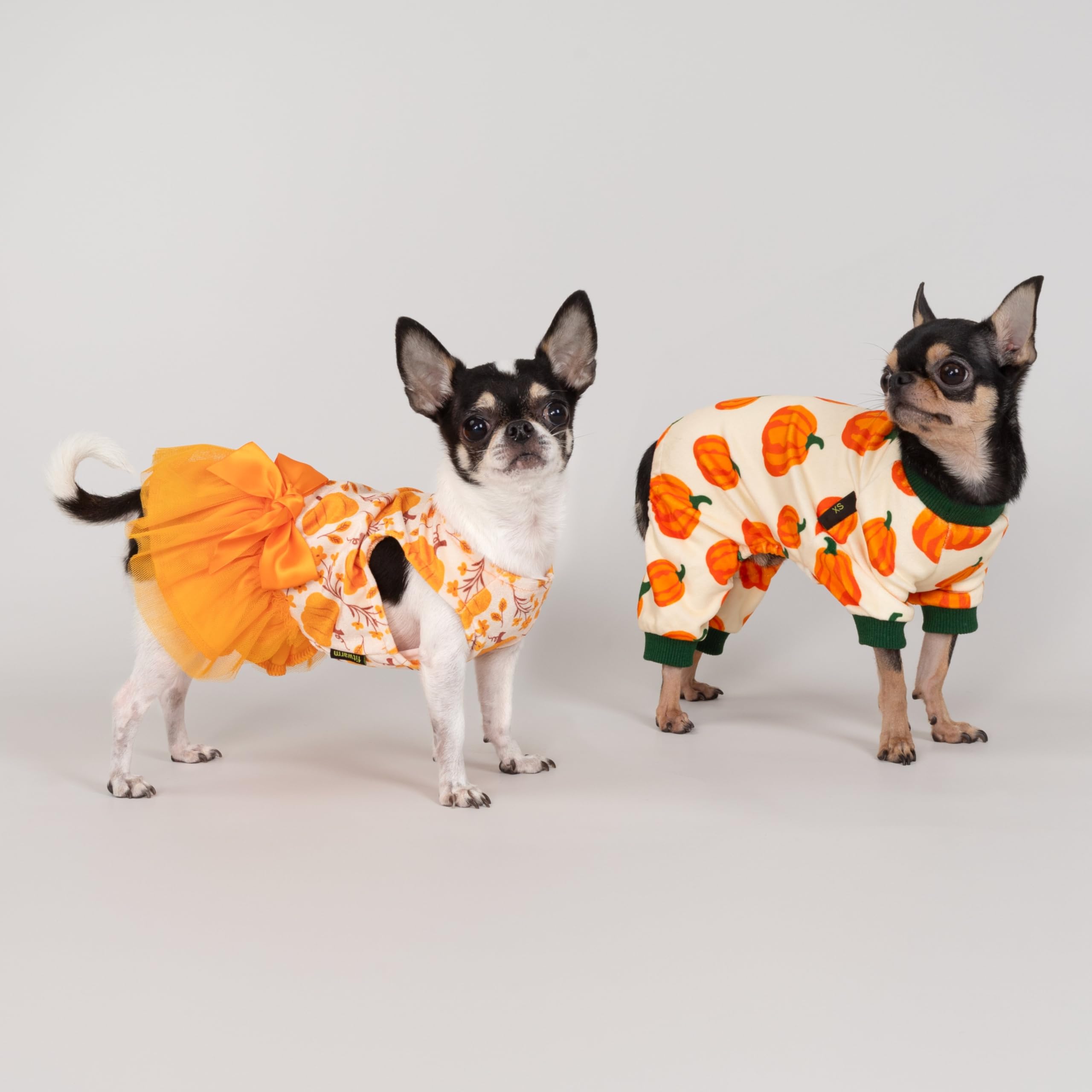 Fitwarm Pijamas beige para perros, combinables con atuendos otoñales.