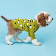 Patrón de ovejas en sudadera Fitwarm, detalle de punto, perfecto para looks festivos.
