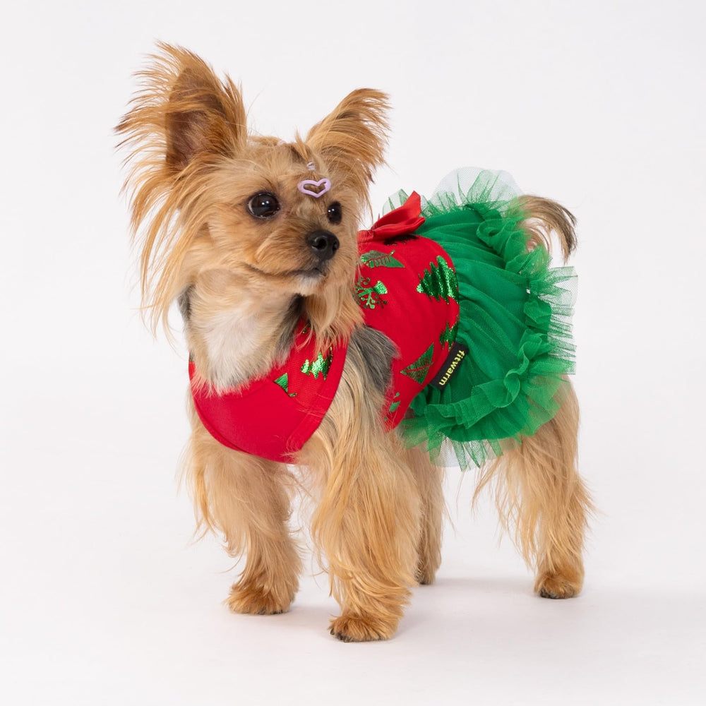Top rojo con lazo y árbol verde de Fitwarm, ideal para sesiones de fotos festivas.