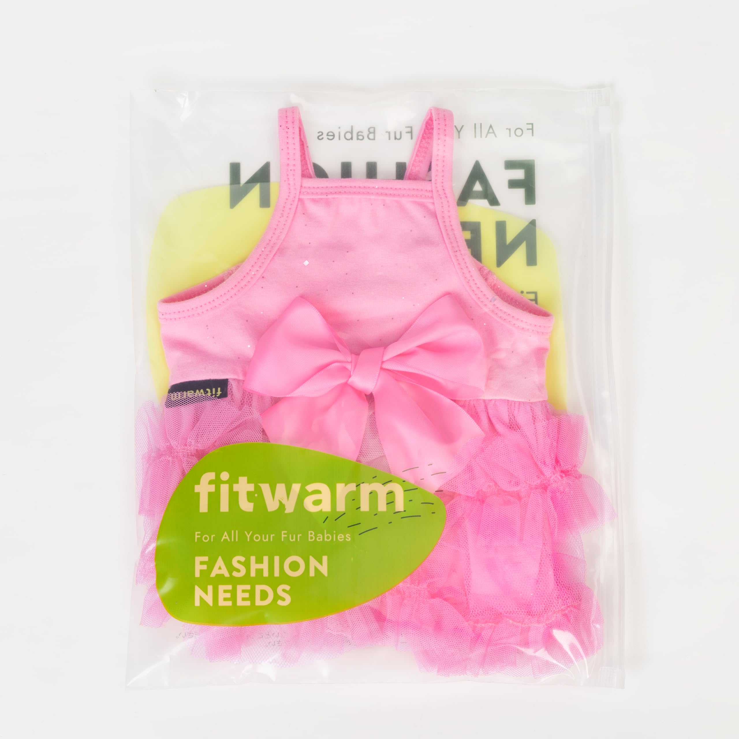 Perro llevando vestido Fitwarm en acción, look listo para evento especial.