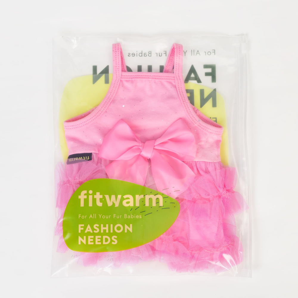 Perro llevando vestido Fitwarm en acción, look listo para evento especial.
