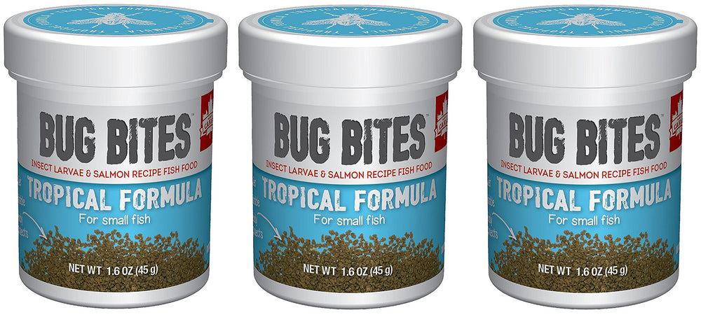 Fluval Bug Bites Tropical: tres botes visibles, alimento completo para peces tropicales pequeños y medianos.