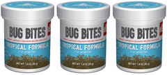Fluval Bug Bites Tropical: tres botes visibles, alimento completo para peces tropicales pequeños y medianos.