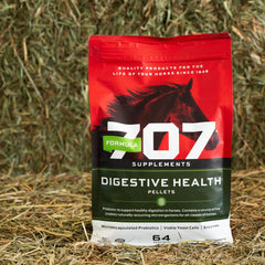 Caballo comiendo granulado Formula 707 en establo, apoyo digestivo.