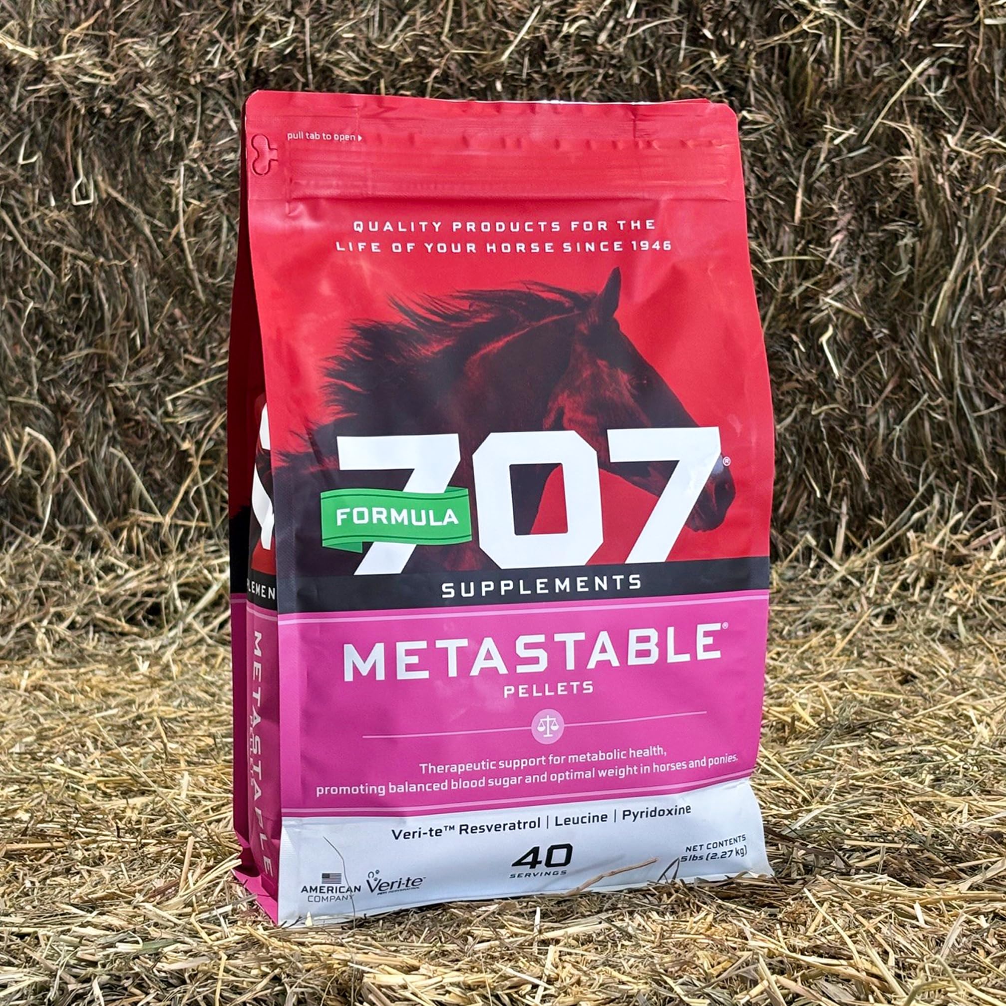 Ración diaria de Formula 707 MetaStable Pellets en plato, práctica para granja.