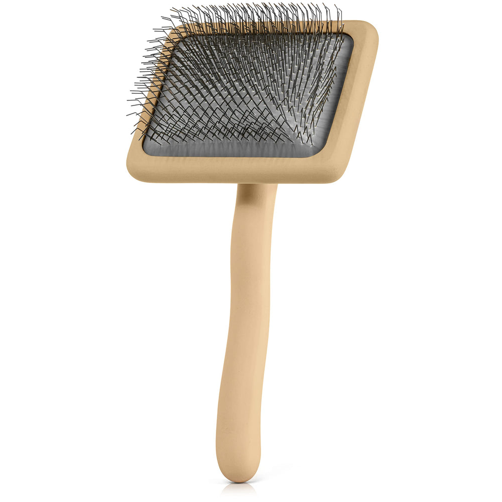 Uso cómodo en casa para grooming regular con Freshly Bailey Doodle Slicker.