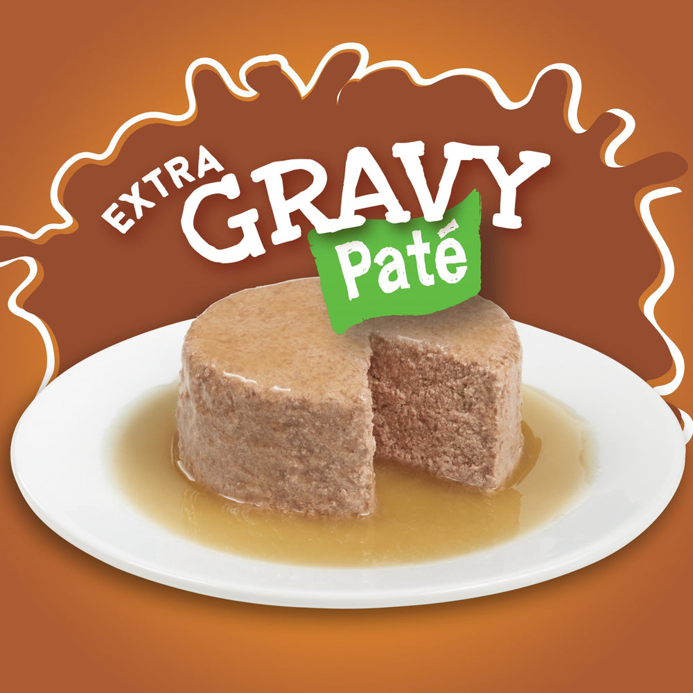 Friskies Paté Extra Gravy salmón en lata, textura suave para comer cómodo.