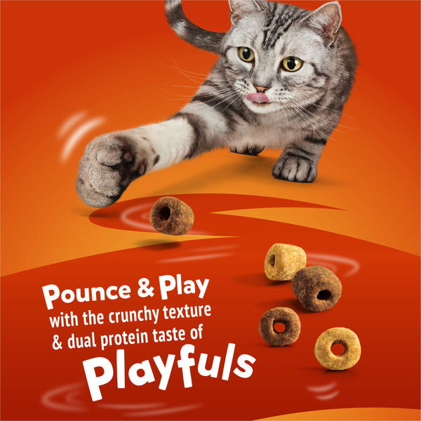 Friskies Playfuls textura-crujiente-snack: experiencia sensorial que cautiva al gato durante la merienda.