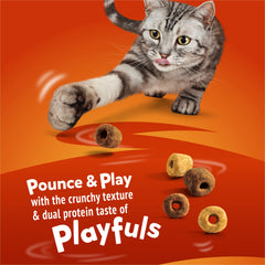 Friskies Playfuls textura-crujiente-snack: experiencia sensorial que cautiva al gato durante la merienda.