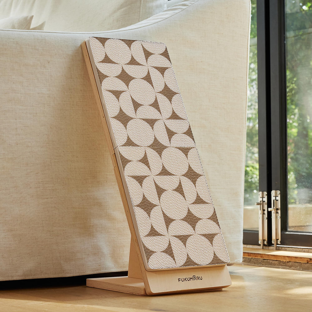 FUKUMARU diseño-moderno-rascador-gato complementa la decoración.